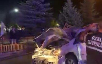 Erzurum’da lastiği patlayan cip bariyerlere çarptı. Kazada araçta bulunan 4