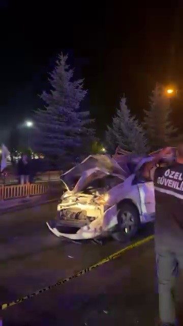 Erzurum’da lastiği patlayan cip bariyerlere çarptı. Kazada araçta bulunan 4