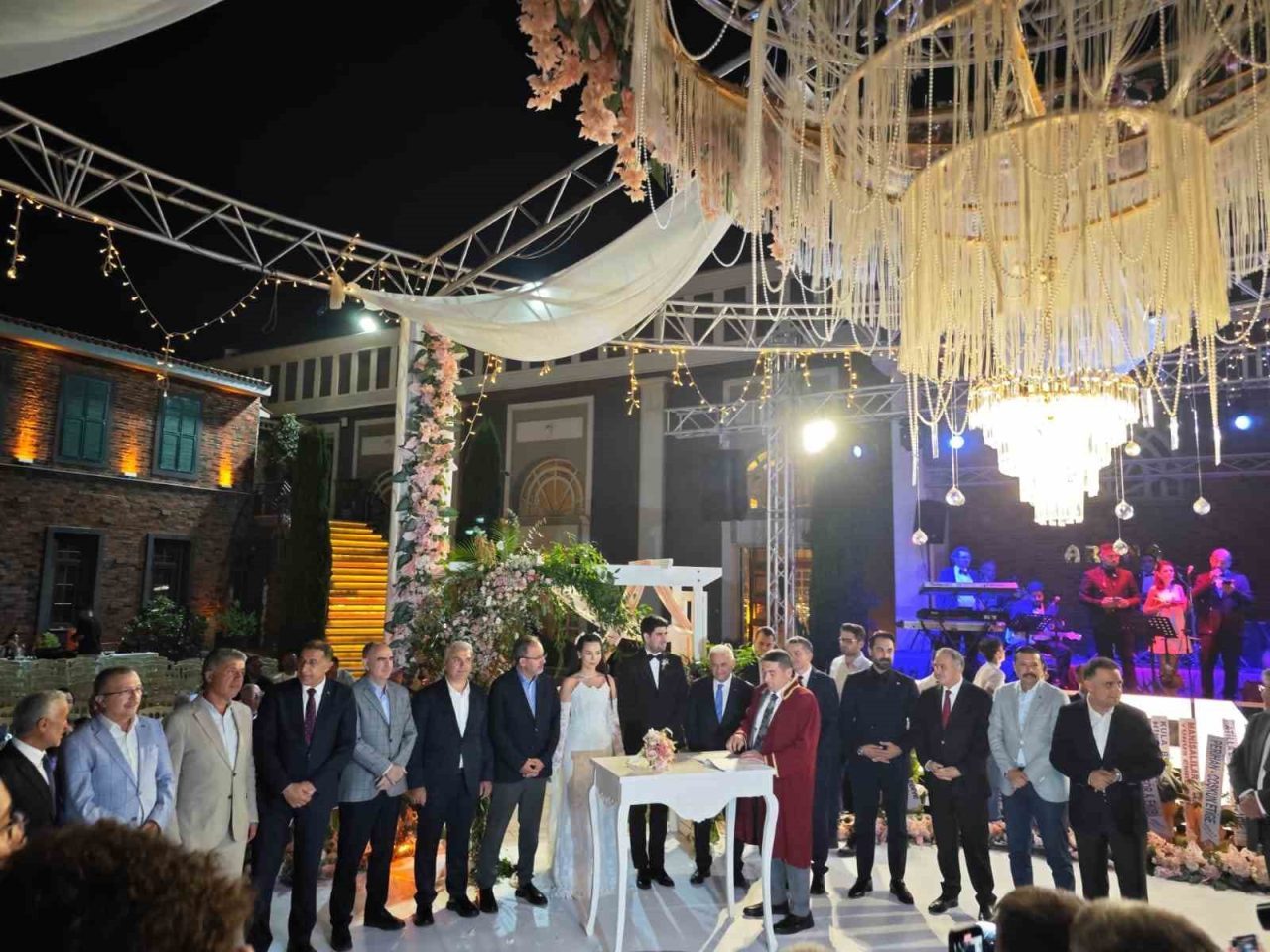 AK Parti Manisa Milletvekili Tamer Akkal’ın kızı Şevval Akkal ile