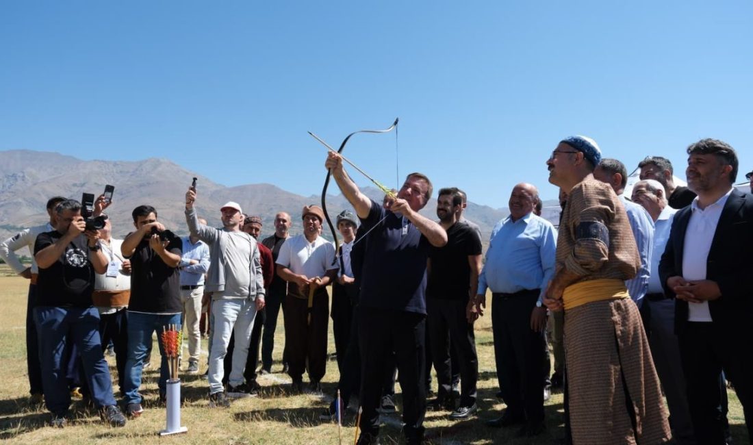 Erzincan’da Mengücek Melik Gazi Menzil Okçuluğu müsabakaları başladı. Türkiye Geleneksel