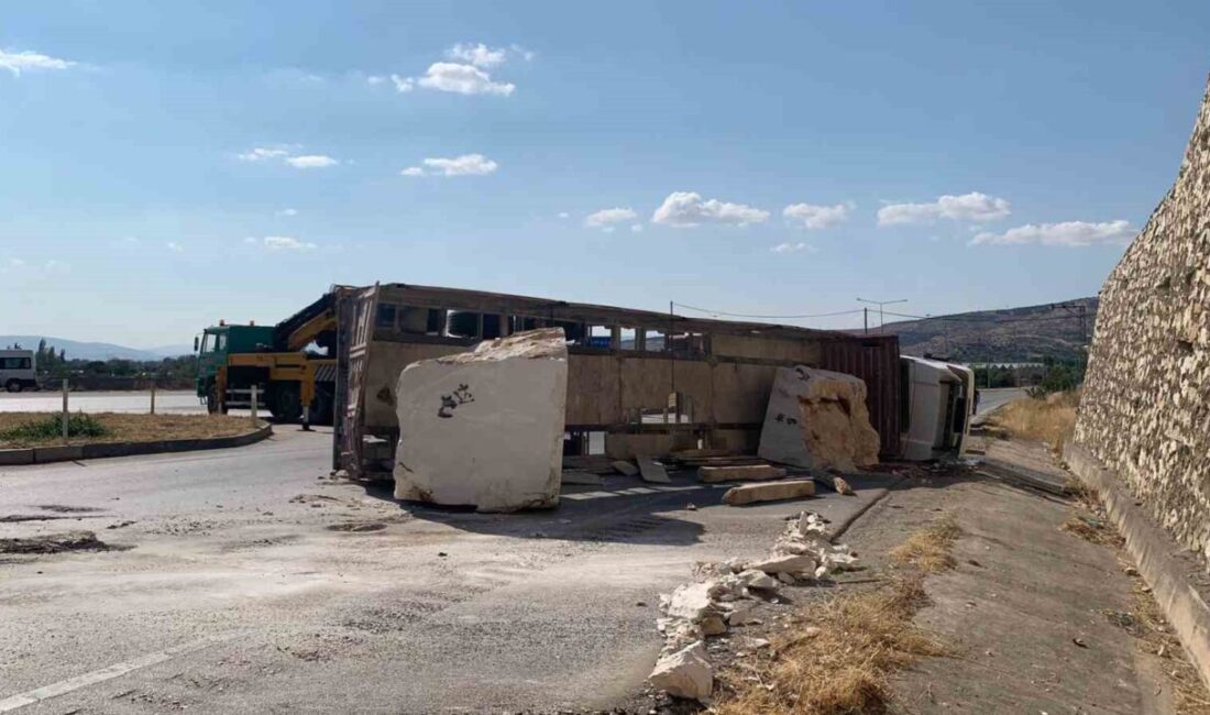 Amasya’da mermer blok yüklü tır, kavşakta yan yatarak yola devrildi.