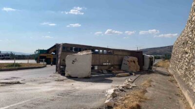 Amasya’da mermer blok yüklü tır, kavşakta yan yatarak yola devrildi.