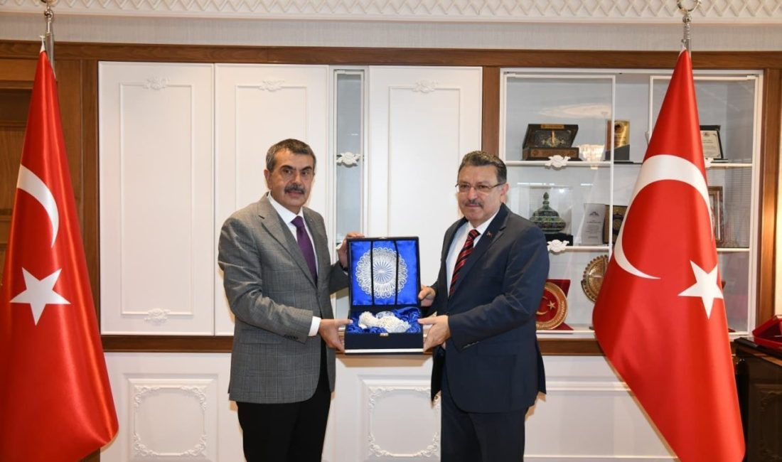 Milli Eğitim Bakanı Yusuf Tekin, Trabzon Büyükşehir Belediyesi’ni ziyaret ederek