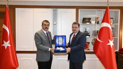 Milli Eğitim Bakanı Yusuf Tekin, Trabzon Büyükşehir Belediyesi’ni ziyaret ederek