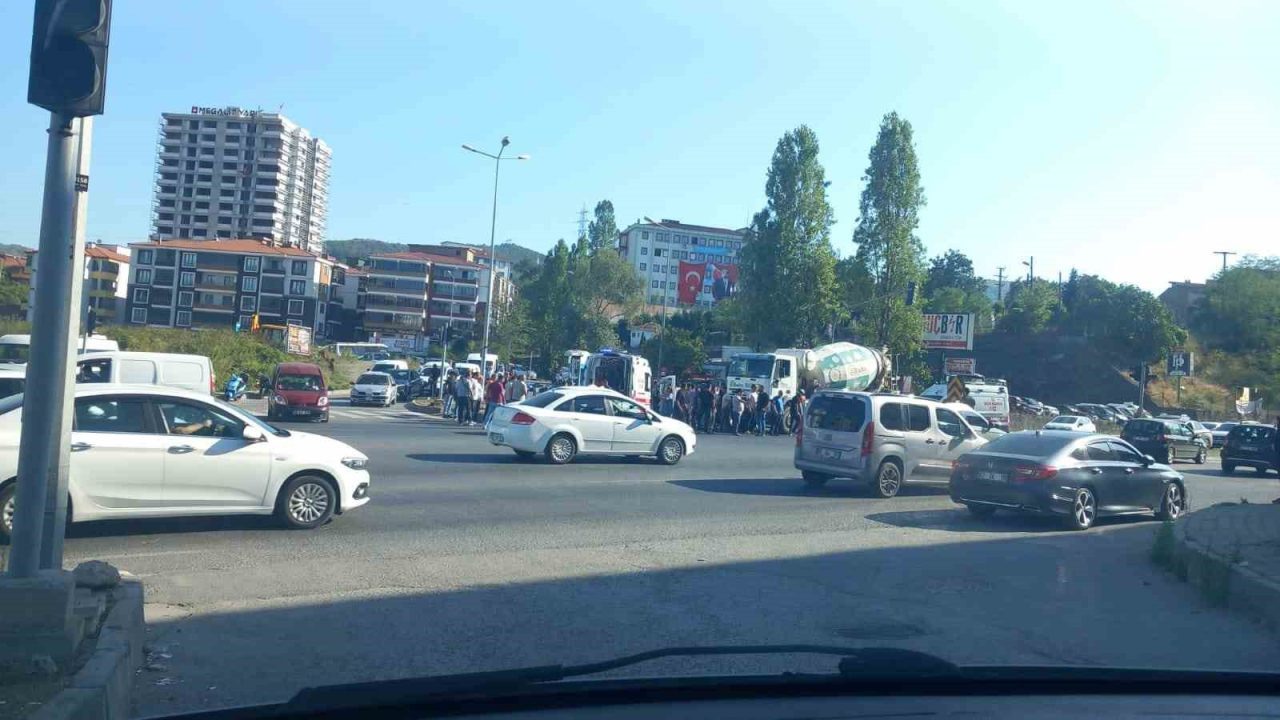 Zonguldak’ın Ereğli ilçesinde meydana gelen trafik kazasında motosiklet ile beton