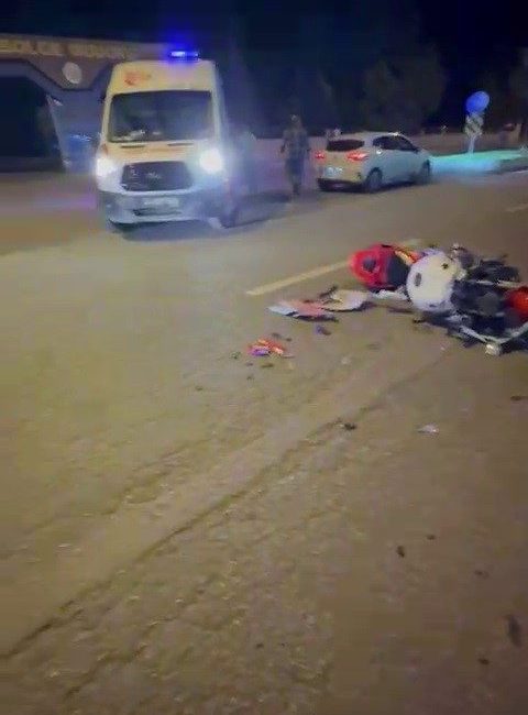 Erzurum’un Yakutiye ilçesinde motosiklet ile otomobilin çarpışması sonucu meydana gelen