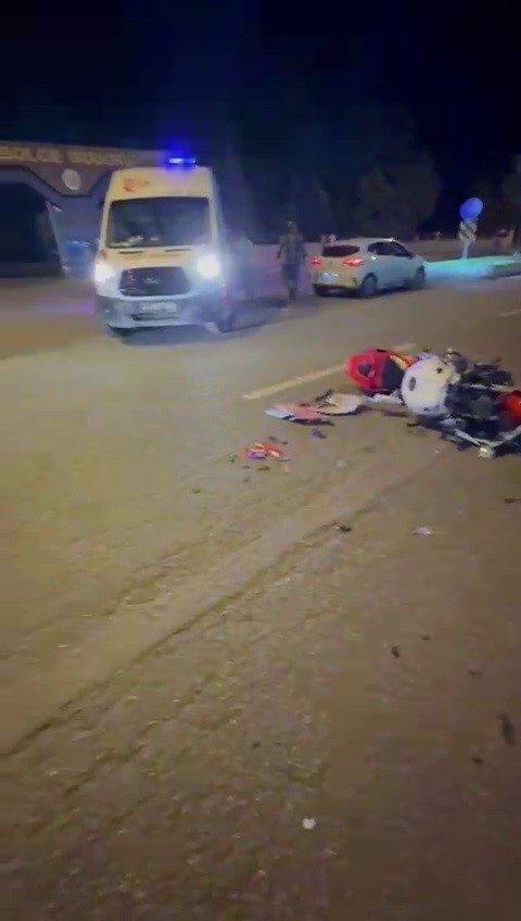Erzurum’un Yakutiye ilçesinde motosiklet ile otomobilin çarpışması sonucu meydana gelen