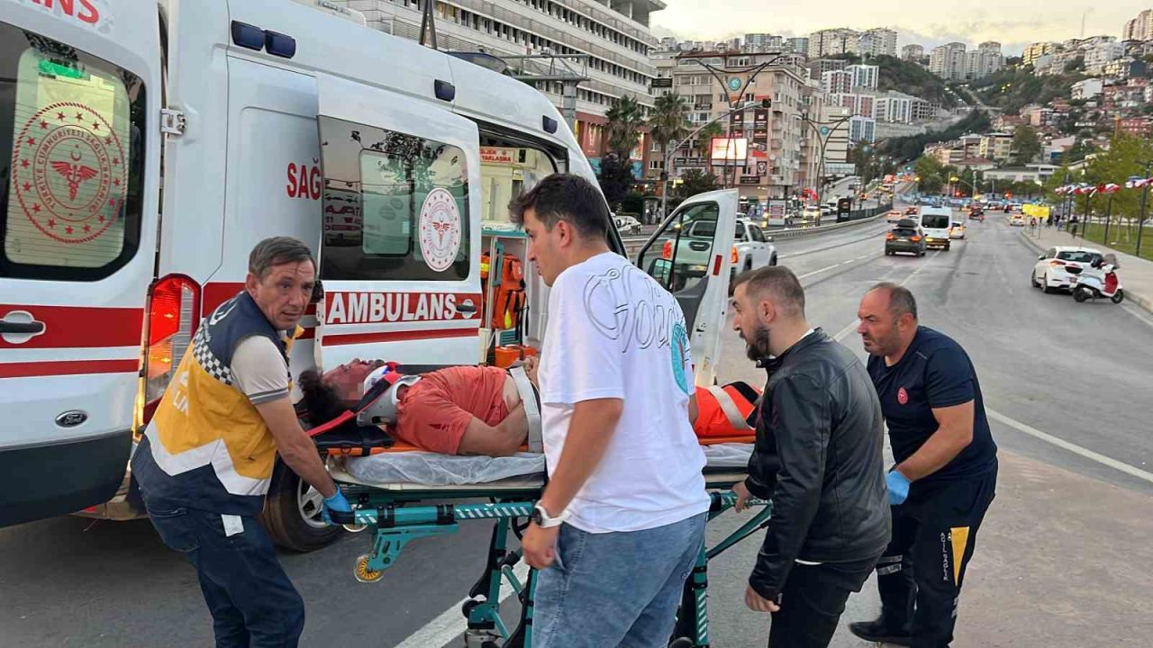 Kocaeli’nin İzmit ilçesinde sürücüsünün kontrolünden çıkan motosikletin trafik yön levhasına