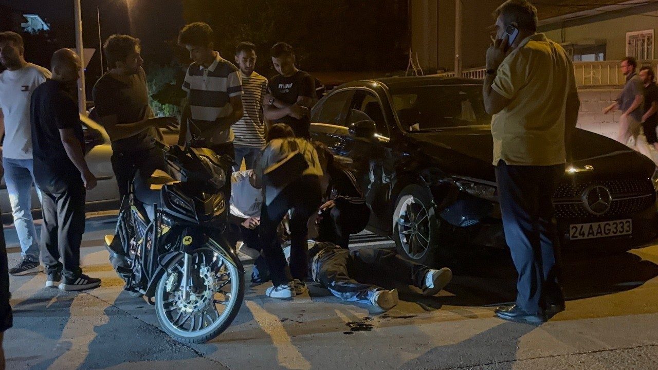 Erzincan’da motosikletiyle otomobile çarpan genç adam yaralandı. Kaza, İnönü Mahallesi