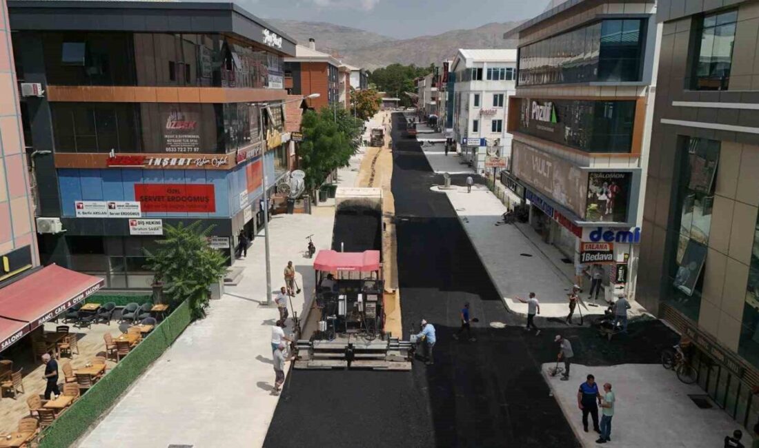 Erzincan’da Muhsin Yazıcıoğlu Caddesi’nde asfalt serim çalışmalarına başlandı. Fen İşleri