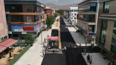 Erzincan’da Muhsin Yazıcıoğlu Caddesi’nde asfalt serim çalışmalarına başlandı. Fen İşleri