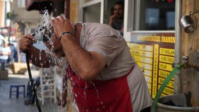 Bayburt’ta kavurucu sıcaklardan bunalan lokanta esnafı Osman Demirhan ve çalışanı