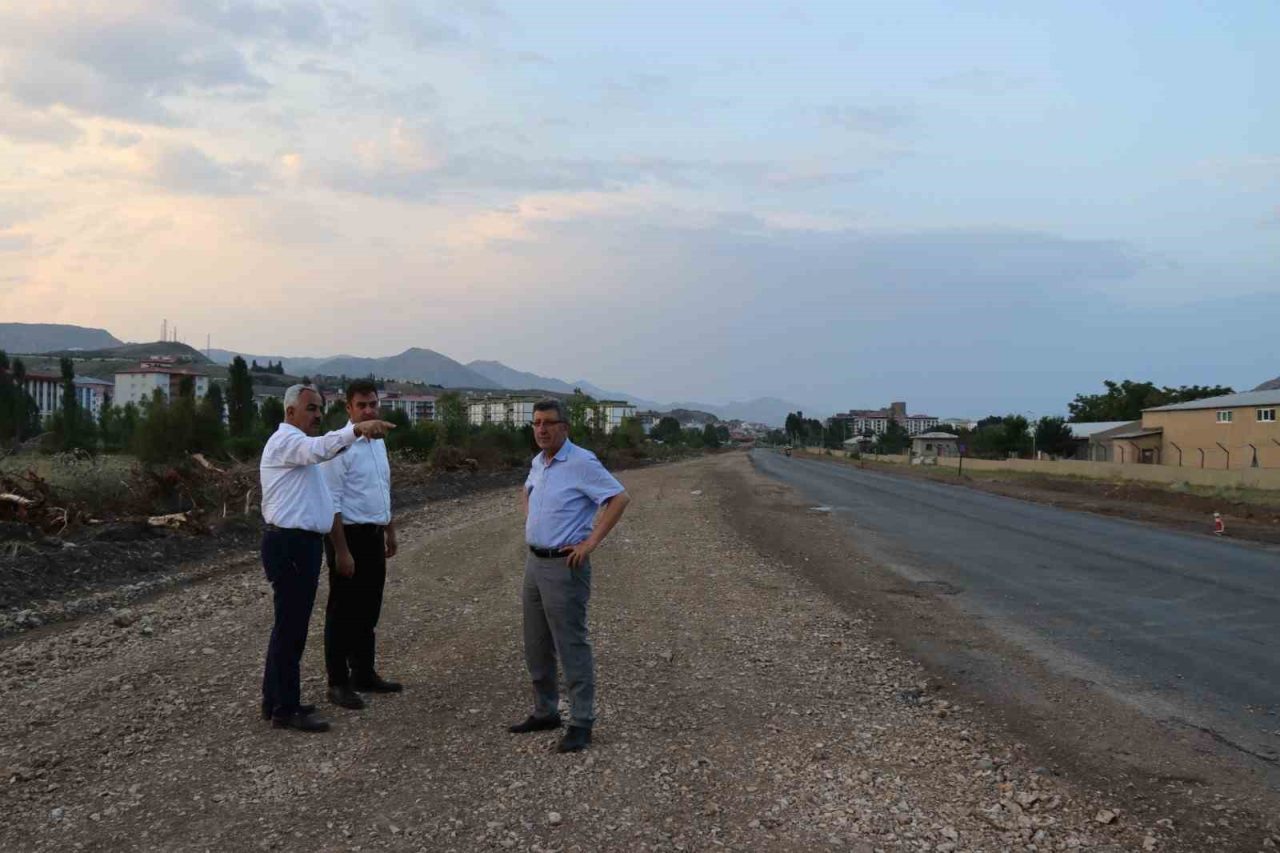Erzurum’un Oltu ilçesinin Narman yönünden girişinde başlatılan yol genişletme çalışmalarıyla