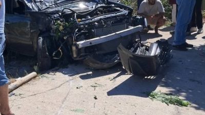 Sakarya’nın Karasu ilçesinde kontrolden çıkarak aydınlatma direğine ve ağaca çarpan