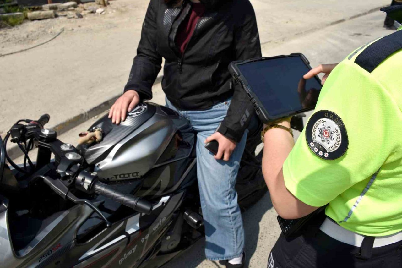 Ordu’da polis ekipleri tarafından trafik kazalarını azaltmaya yönelik yapılan denetimlerde