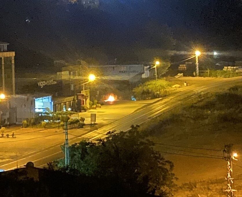 Ordu’nun Ünye ilçesinde bir çöp konteynerinde çıkan yangın, itfaiye ekiplerinin