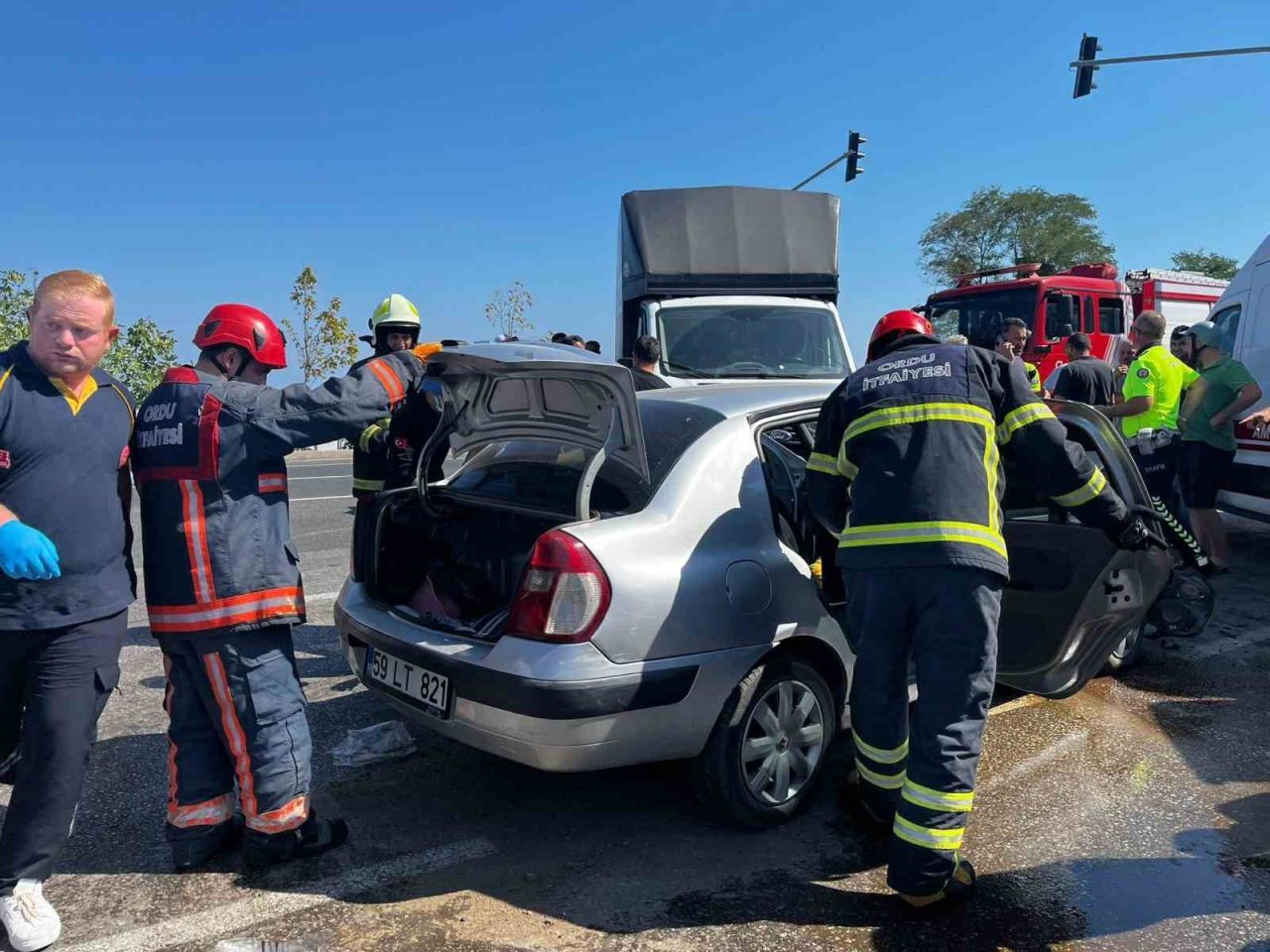 Ordu’nun Ünye ilçesinde, otomobil ile kamyonetin çarpıştığı kazada 5 kişi