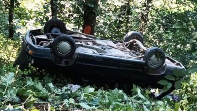 Ordu’nun Kumru ilçesinde otomobilin ormanlık alana yuvarlandığı kazada 3 kişi