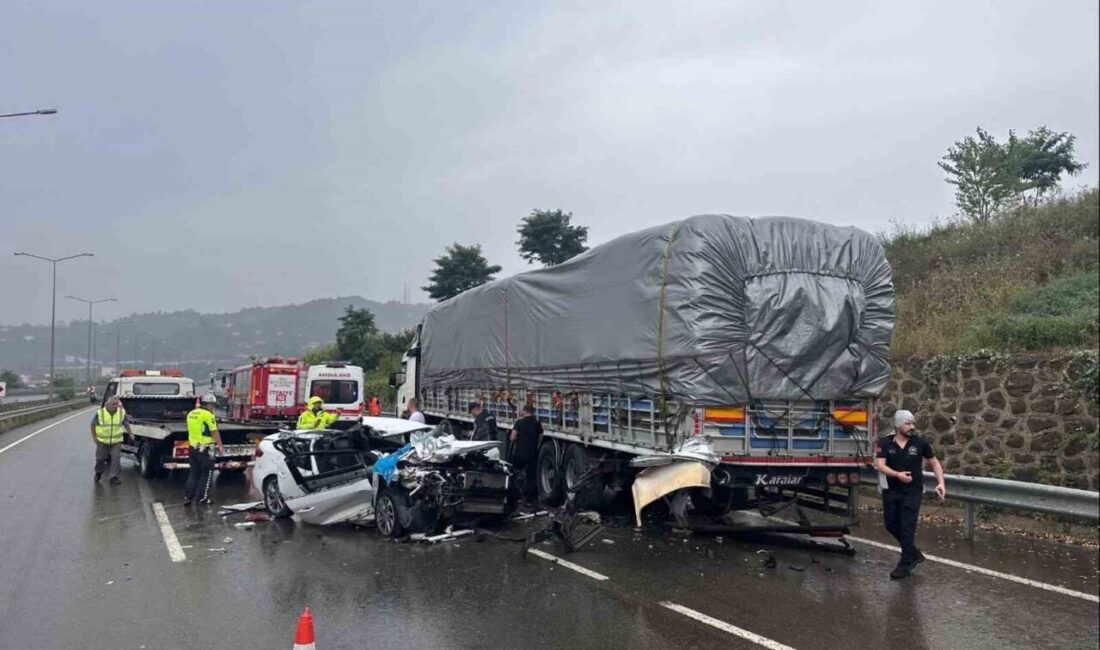Ordu’nun Altınordu ilçesinde otomobilin park halindeki tıra çarpması sonucu meydana