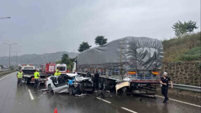 Ordu’nun Altınordu ilçesinde otomobilin park halindeki tıra çarpması sonucu meydana
