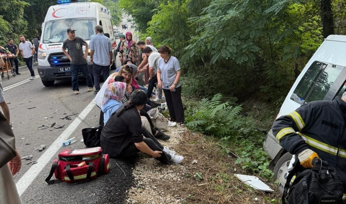 Ordu’nun Ünye ilçesinde servis minibüsü ile otomobilin çarpması sonucu meydana