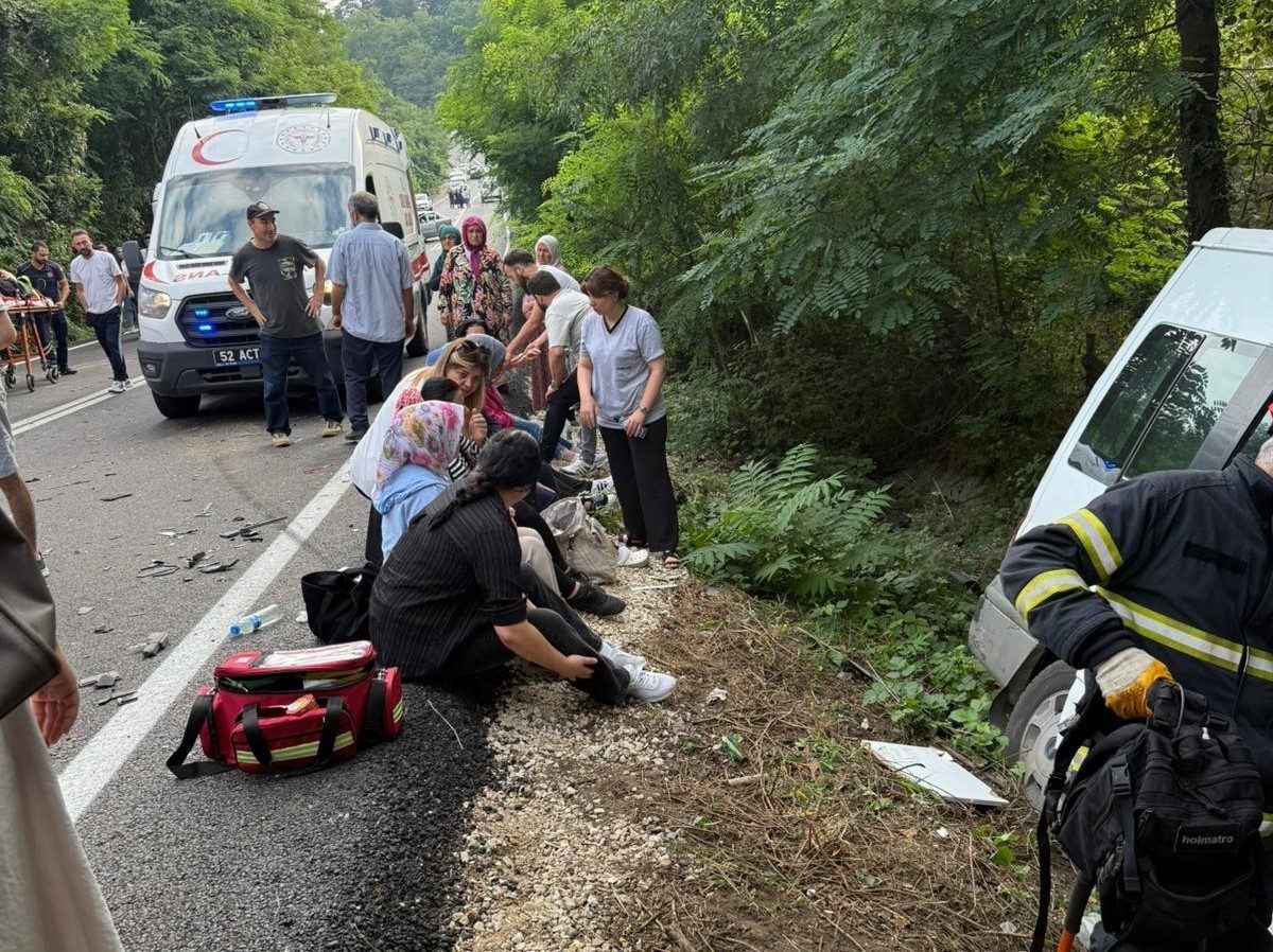 Ordu’nun Ünye ilçesinde servis minibüsü ile otomobilin çarpması sonucu meydana