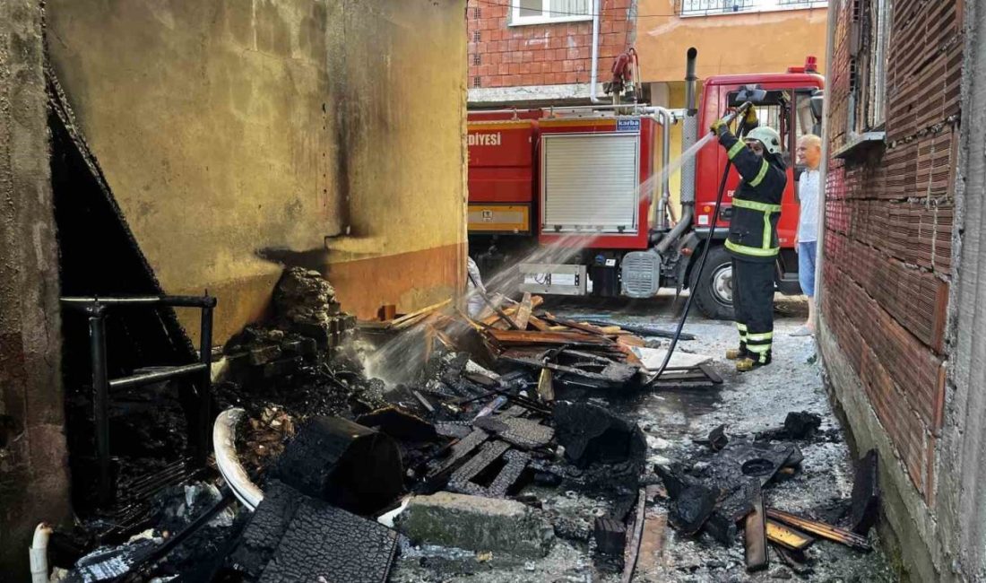 Ordu’nun Ünye ilçesinde bir apartmanın önünde yakılan çöpler, küçük çaplı