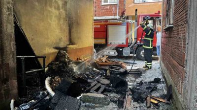 Ordu’nun Ünye ilçesinde bir apartmanın önünde yakılan çöpler, küçük çaplı