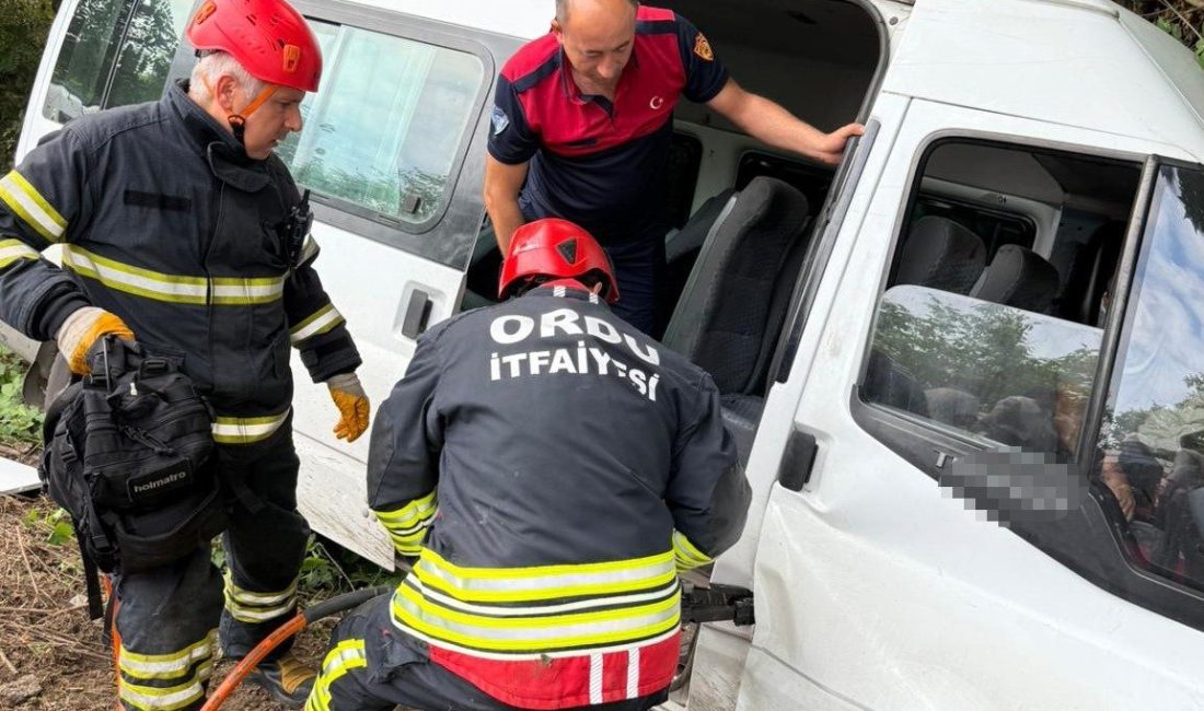 Ordu’nun Ünye ilçesinde servis minibüsü ile otomobilin çarpması sonucu meydana