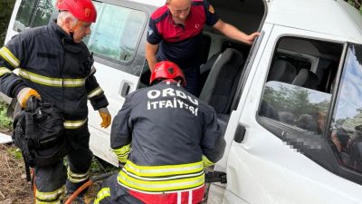 Ordu’nun Ünye ilçesinde servis minibüsü ile otomobilin çarpması sonucu meydana