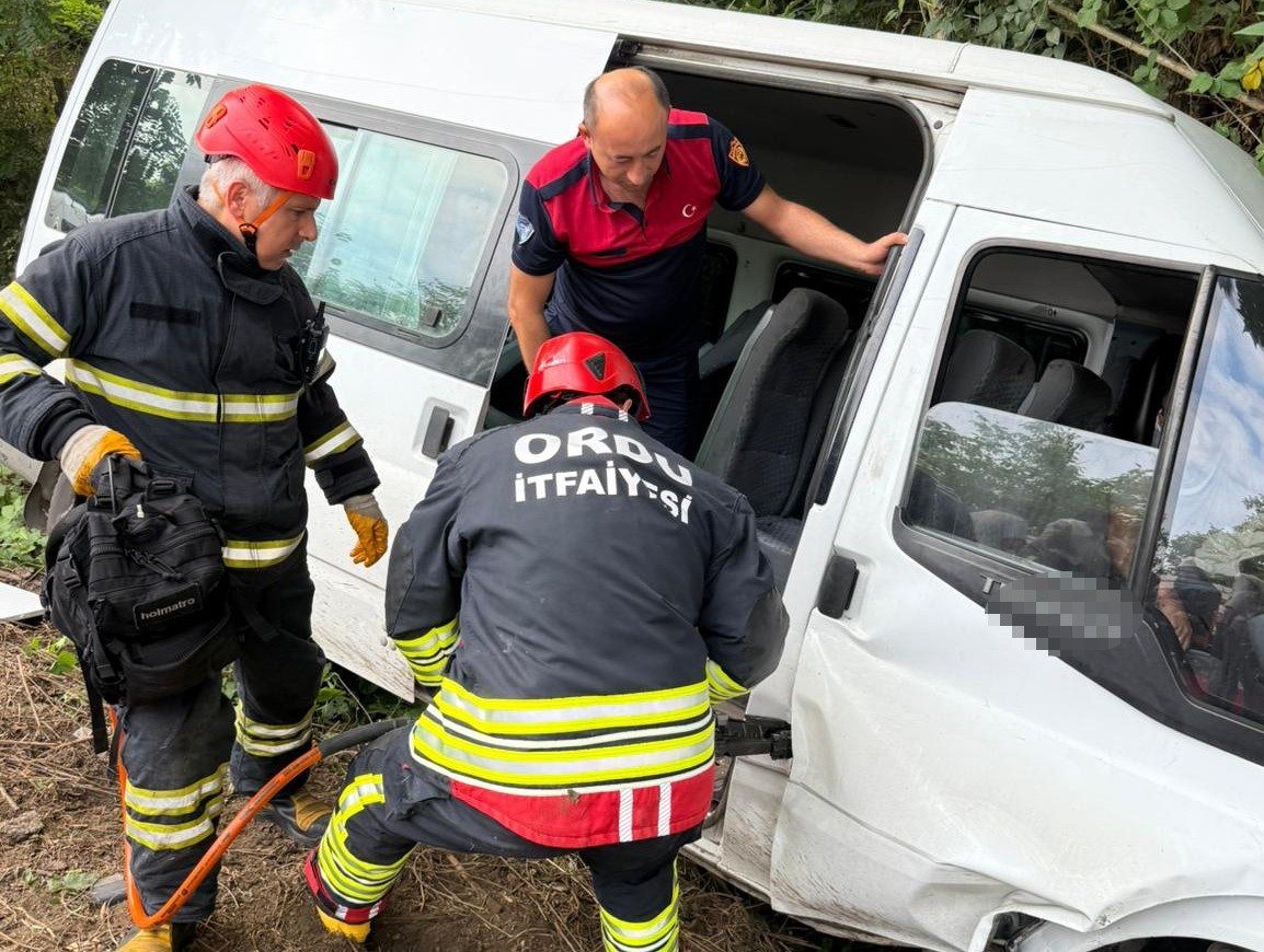Ordu’nun Ünye ilçesinde servis minibüsü ile otomobilin çarpması sonucu meydana