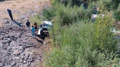 Sivas’ta bir otomobil dere yatağına uçtu, araçtaki yaşlı çift hayatını