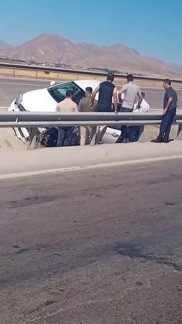 Erzurum-Aşkale yolu Daphan mevkiinde meydana gelen kazada, direksiyon hakimiyetini kaybeden