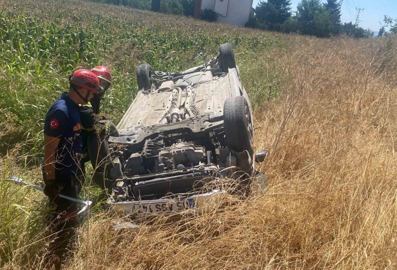 Amasya’nın Suluova ilçesinde kontrolden çıkan otomobil şarampole uçtu. Takla atan