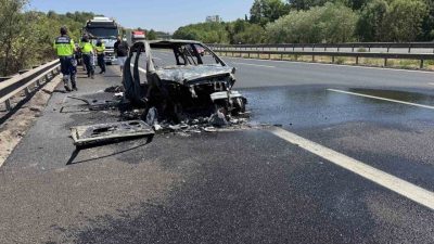 Anadolu Otoyolu Sakarya geçişinde seyir halindeyken alev alev yanan yabancı