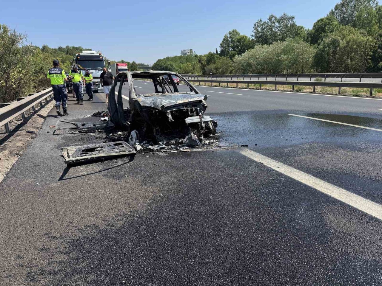 Anadolu Otoyolu Sakarya geçişinde seyir halindeyken alev alev yanan yabancı