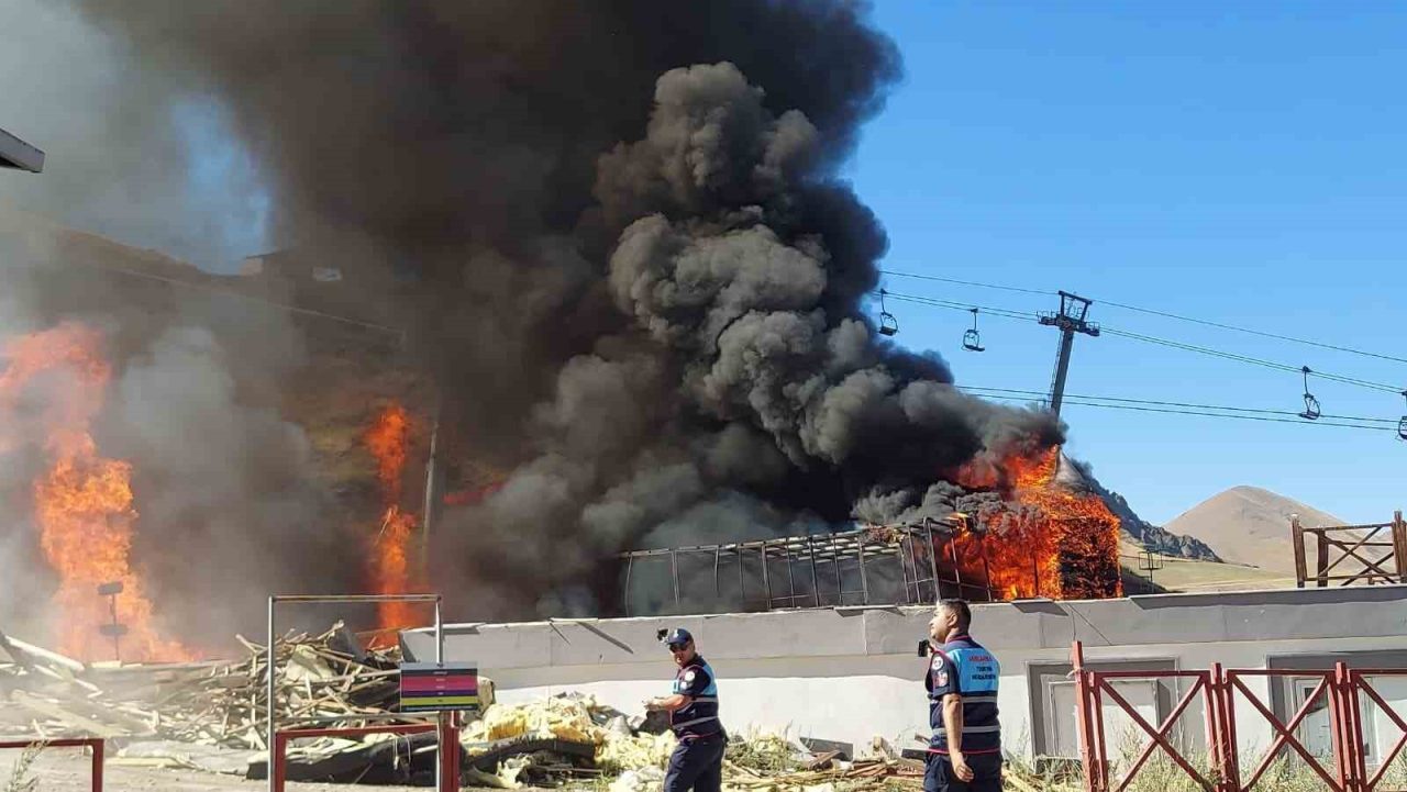 Palandöken Kayak Merkezinde açık alandan kafe olarak kullanılan alanda çıkan
