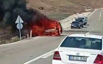 Erzurum’da yol kenarında park halindeki bir araç alev topuna döndü.
