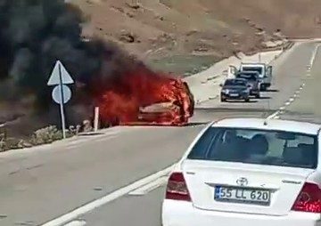 Erzurum’da yol kenarında park halindeki bir araç alev topuna döndü.