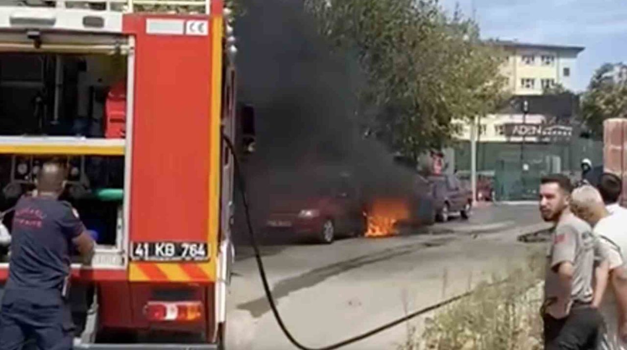 Kocaeli’nin Gebze ilçesinde park halindeki iki otomobilde çıkan yangın itfaiye