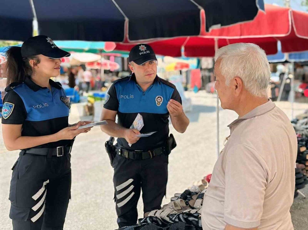 Erzincan’da polis ekipleri semt pazarlarında esnaf ve vatandaşları dolandırıcılık ve