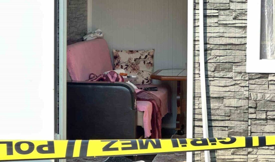 Sakarya’nın Akyazı ilçesinde kaldığı prefabrik evde başından silahla vurulmuş halde