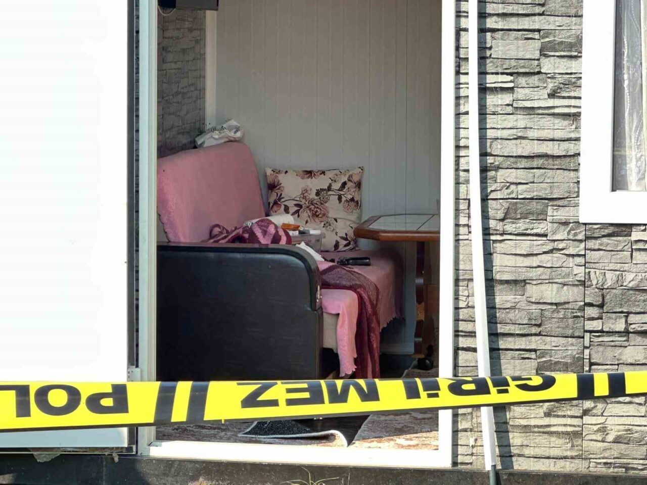 Sakarya’nın Akyazı ilçesinde kaldığı prefabrik evde başından silahla vurulmuş halde
