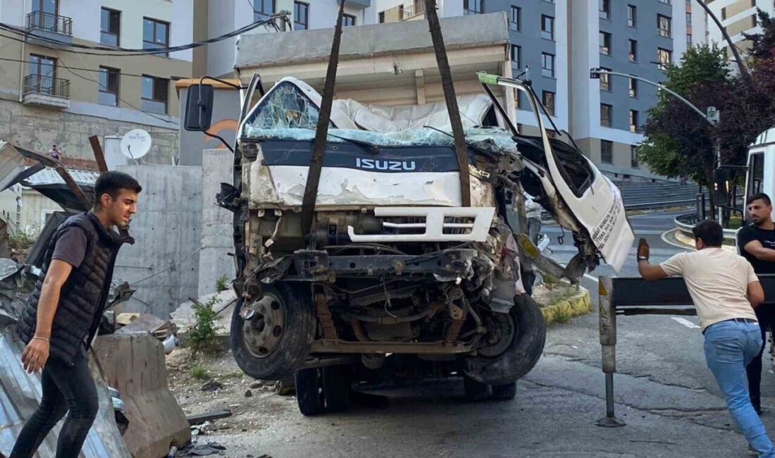 Kocaeli’nin İzmit ilçesinde rampadan inen kamyonet, kontrolden çıkarak beton bariyerlere