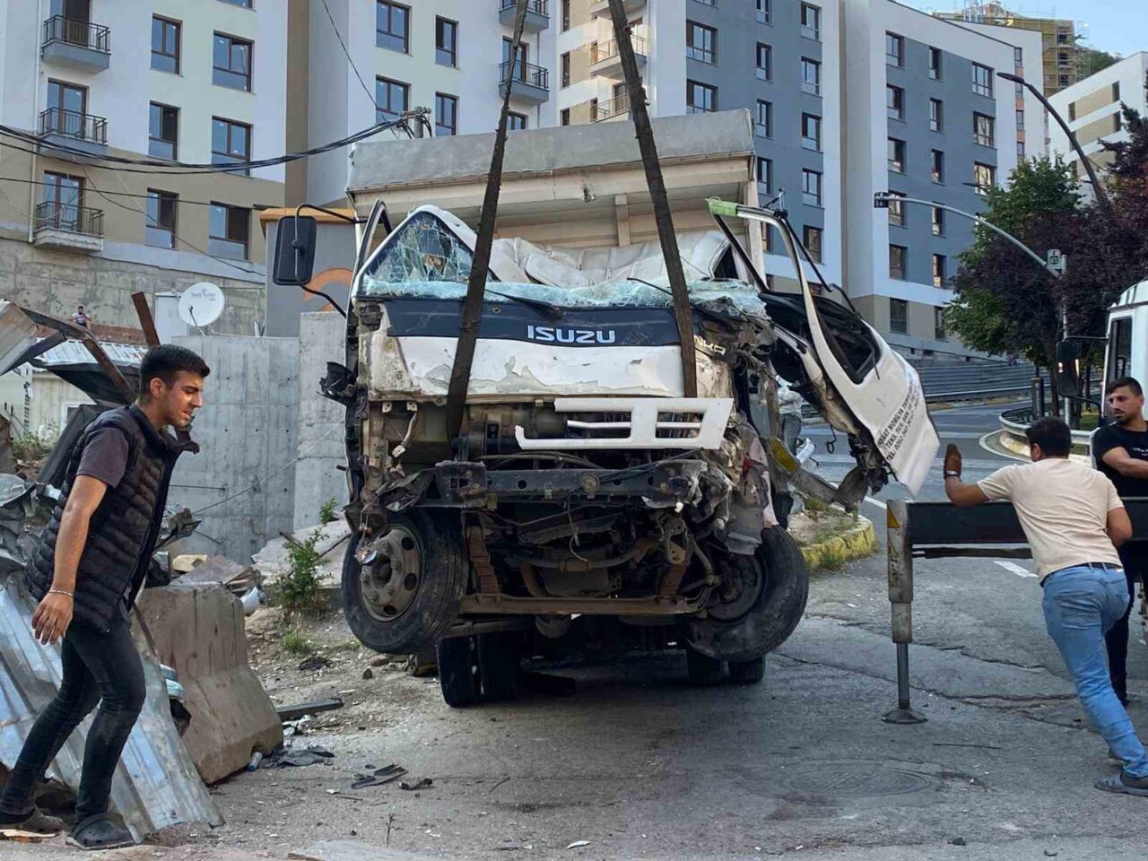 Kocaeli’nin İzmit ilçesinde rampadan inen kamyonet, kontrolden çıkarak beton bariyerlere
