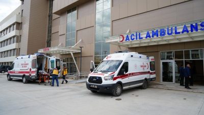 Erzincan’ın Refahiye ilçesinde otomobilin şarampole uçması sonucu meydana gelen trafik