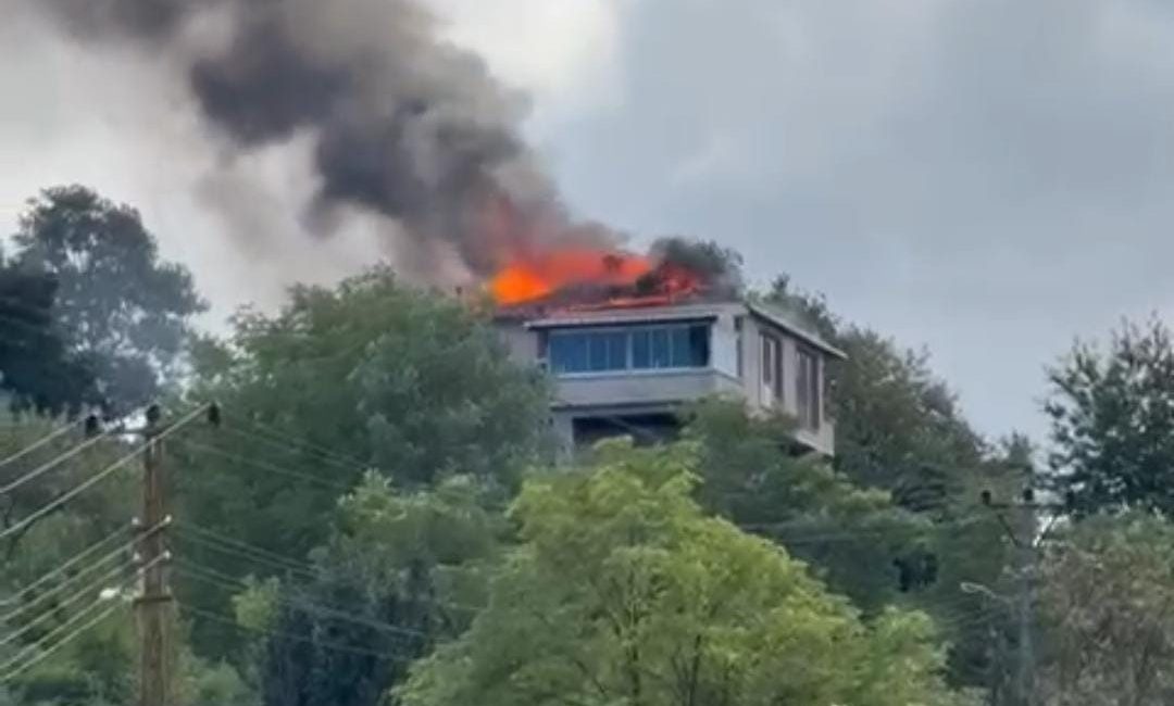 Rize’nin Pazar ilçesinde çıkan yangında bir evin çatısı küle döndü.