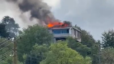 Rize’nin Pazar ilçesinde çıkan yangında bir evin çatısı küle döndü.