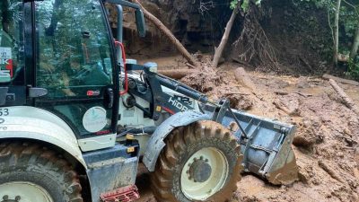 Rize’nin yüksek kesimlerinde etkili olan şiddetli yağışların sebep olduğu ufak