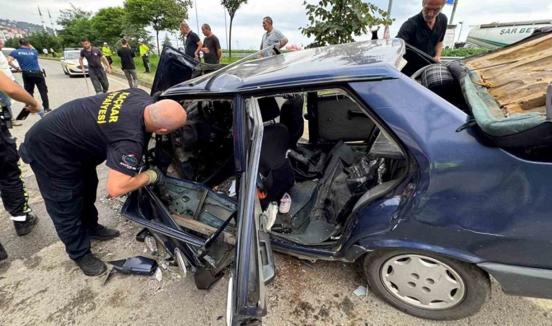 Rize’de iki otomobilin kafa kafaya çarpışması sonucu meydana gelen trafik